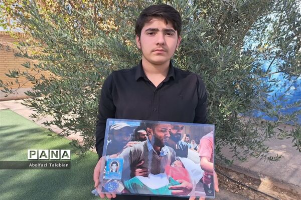 زنجیره انسانی دانش‌آموزان اشکذری در حمایت از غزه