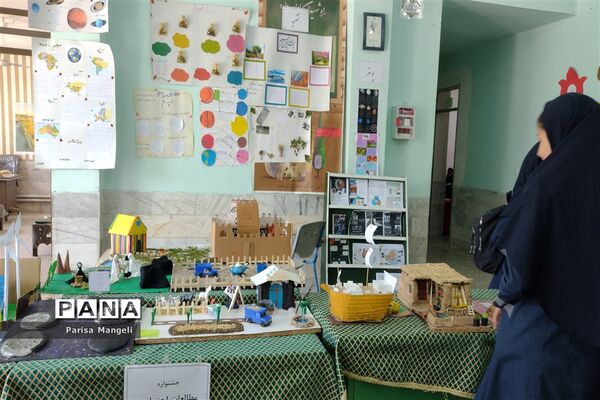 جشنواره مطالعات اجتماعی و هنرهای دستی در دبیرستان توحید شهرستان خاتم