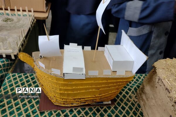 جشنواره مطالعات اجتماعی و هنرهای دستی در دبیرستان توحید شهرستان خاتم