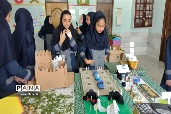 جشنواره مطالعات اجتماعی و هنرهای دستی در دبیرستان توحید شهرستان خاتم