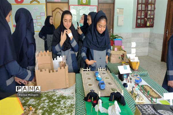جشنواره مطالعات اجتماعی و هنرهای دستی در دبیرستان توحید شهرستان خاتم
