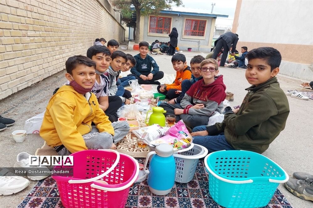 صبحانه سلامت در دبستان پسرانه سلمان فارسی شهرستان شیروان