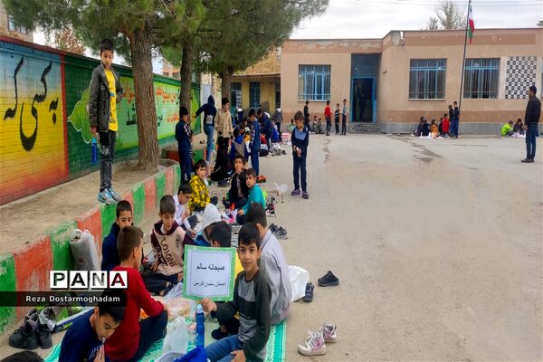 صبحانه سلامت در دبستان پسرانه سلمان فارسی شهرستان شیروان