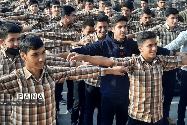 هفته تربیت بدنی و ورزش در دبیرستان مینو نیک‌نیان قیامدشت