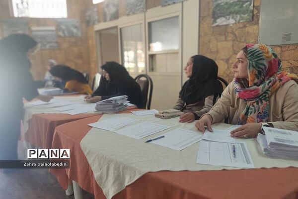 جلسه انجمن اولیاءدر دبیرستا‌ن‌های شیراز