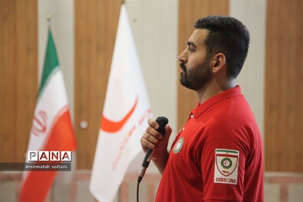 تجلیل از خادمان هلال‌احمر میانه