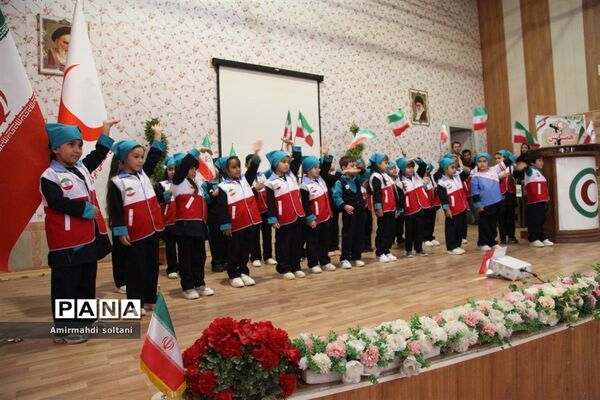 تجلیل از خادمان هلال‌احمر میانه