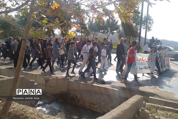 همایش پیاده‌روی خانوادگی در پارک پرچم رودهن