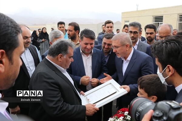 حضور معاون رئیس جمهوری در افتتاح مدرسه خیری طیبه صادقی شهرستان مهریز