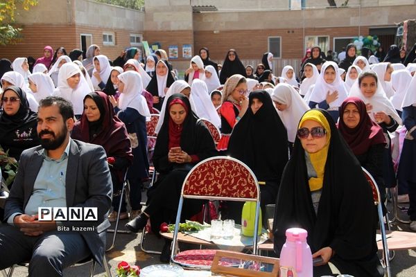 برگزاری مراسم بزرگداشت پیوند اولیا و مربیان در دبستان حضرت معصومه(س) ناحیه‌یک شهرری