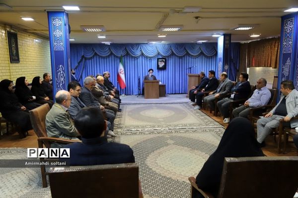 دیدار کارکنان بیمه سلامت با امام جمعه تبریز