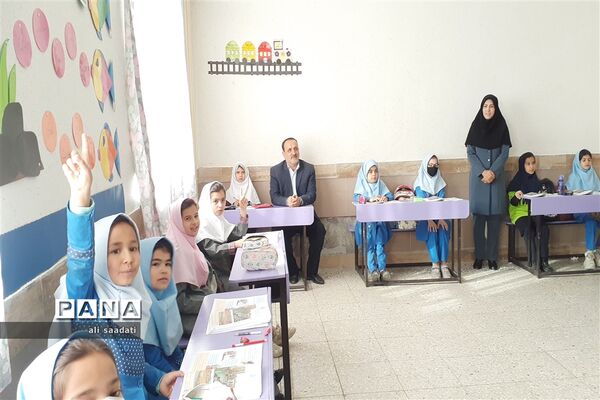 بازدید مدیر آموزش و پرورش شهرستان کلات از کلاس‌های درس آموزشگاه دخترانه ابتدایی شهید علوی شهر زاوین