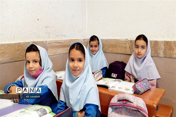 بازدید مدیر آموزش و پرورش شهرستان کلات از کلاس‌های درس آموزشگاه دخترانه ابتدایی شهید علوی شهر زاوین
