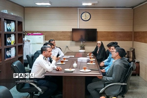 دیدار مدیر آموزش و پرورش منطقه۱۸ شهر تهران با روسا کلانتری‌های منطقه