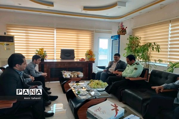 دیدار مدیر آموزش و پرورش منطقه۱۸ شهر تهران با روسا کلانتری‌های منطقه