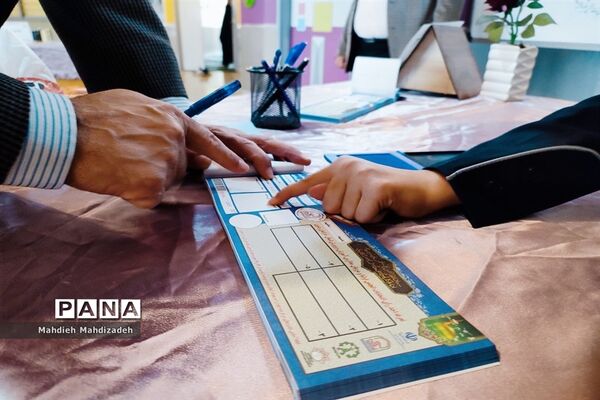 اولین جلسه انتخابات انجمن اولیا و مربیان در دبیرستان آرمینه مصلی نژاد ناحیه ۶ مشهد