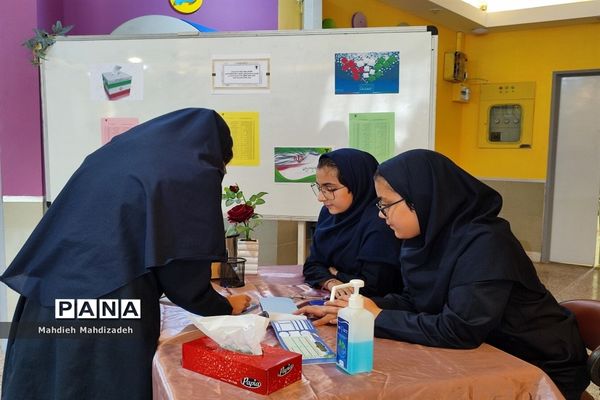 اولین جلسه انتخابات انجمن اولیا و مربیان در دبیرستان آرمینه مصلی نژاد ناحیه ۶ مشهد