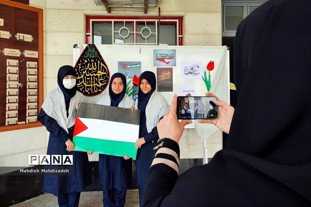 برگزاری مراسم حمایت از مردم مظلوم فلسطین در دبیرستان آرمینه مصلی نژاد ناحیه ۶ مشهد