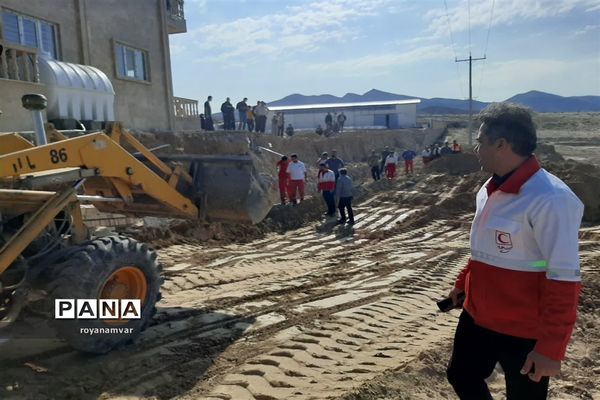 بیرون آوردن پیکر بی جان کارگر کارخانه پنبه توسط تیم های عملیاتی هلال احمر شهرستان شهرستان مانه وسملقان