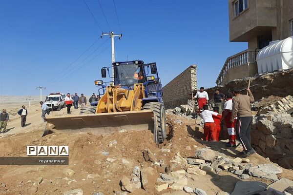 بیرون آوردن پیکر بی جان کارگر کارخانه پنبه توسط تیم های عملیاتی هلال احمر شهرستان شهرستان مانه وسملقان