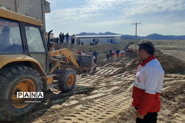 بیرون آوردن پیکر بی جان کارگر کارخانه پنبه توسط تیم های عملیاتی هلال احمر شهرستان شهرستان مانه وسملقان