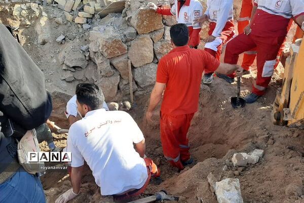 بیرون آوردن پیکر بی جان کارگر کارخانه پنبه توسط تیم های عملیاتی هلال احمر شهرستان شهرستان مانه وسملقان