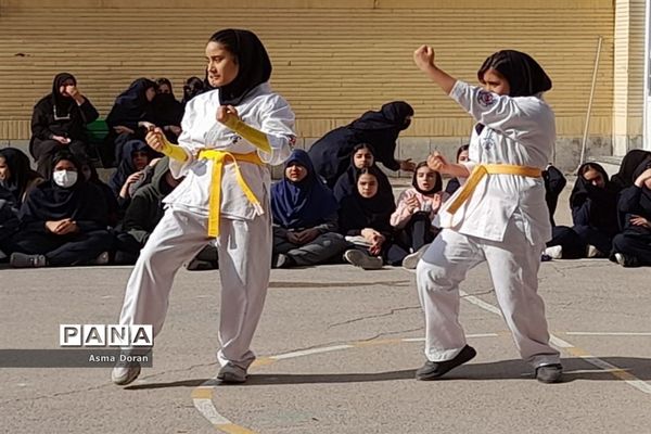 بزرگداشت هفته تربیت بدنی در دبیرستان حضرت زینب