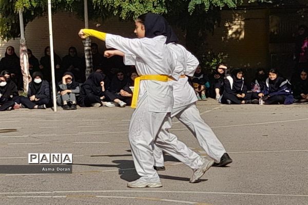 بزرگداشت هفته تربیت بدنی در دبیرستان حضرت زینب