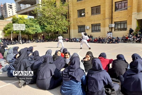 بزرگداشت هفته تربیت بدنی در دبیرستان حضرت زینب