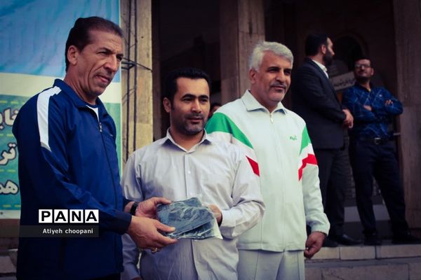 آئین گرامیداشت هفته تربیت‌بدنی با برگزاری ورزش صبح‌گاهی در اداره‌کل آموزش و پرورش شهر تهران