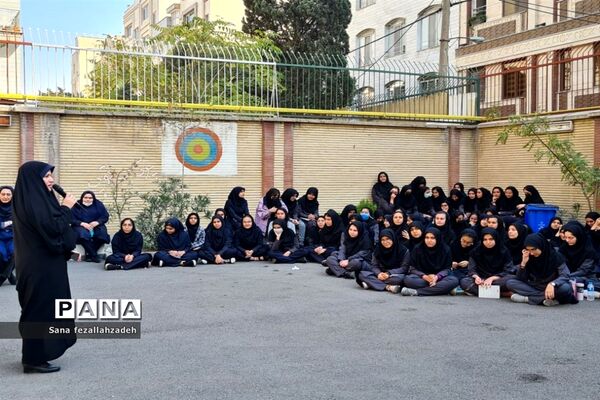افتتاحیه مسابقات ورزشی در دبیرستان فرهنگ ۱۳