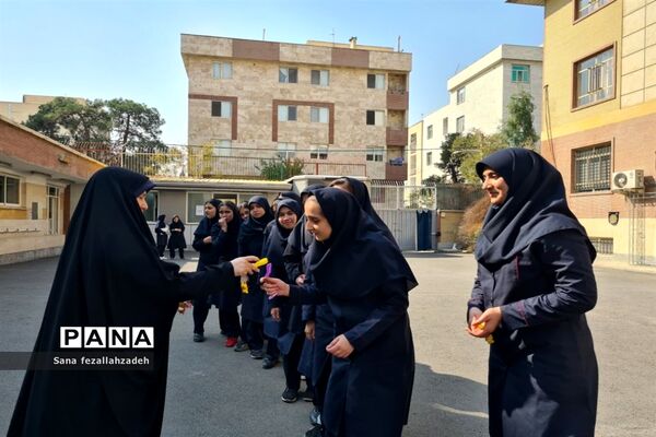 افتتاحیه مسابقات ورزشی در دبیرستان فرهنگ ۱۳