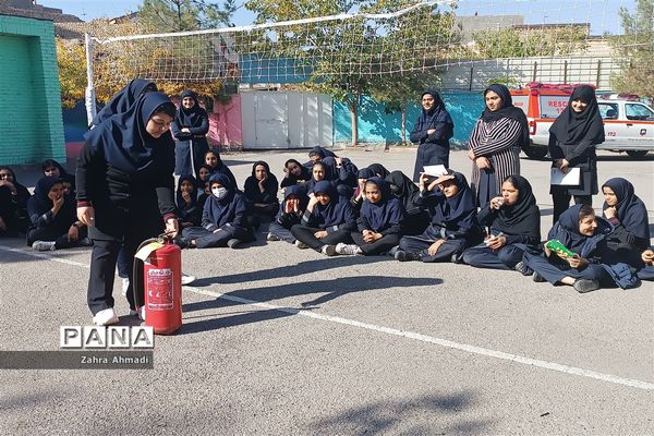 مانور اطفا حریق در آموزشگاه حضرت معصومه(س)