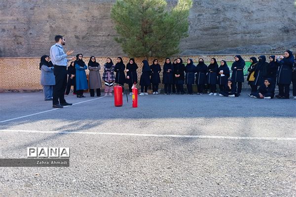 مانور اطفا حریق در آموزشگاه حضرت معصومه(س)