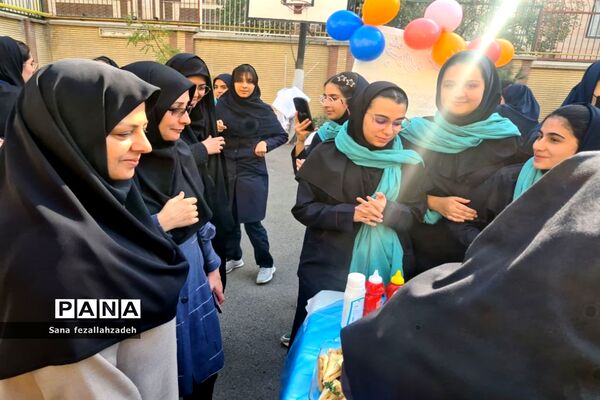 برگزاری جشنواره مدیریت هزینه درآمد در دبیرستان فرهنگ ۱۳