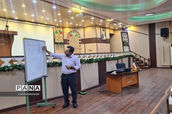 برگزاری دوره آموزشی مربیگری سرود دانش‌آموزی در منطقه ۱۳