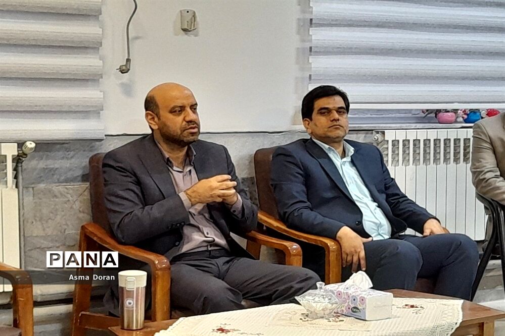 بازدید رئیس آموزش و پرورش ناحیه سه از دبیرستان حضرت زینب(س)