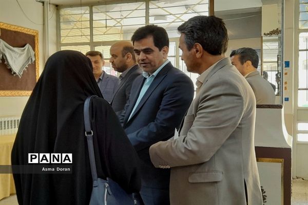 بازدید رئیس آموزش و پرورش ناحیه سه از دبیرستان حضرت زینب(س)