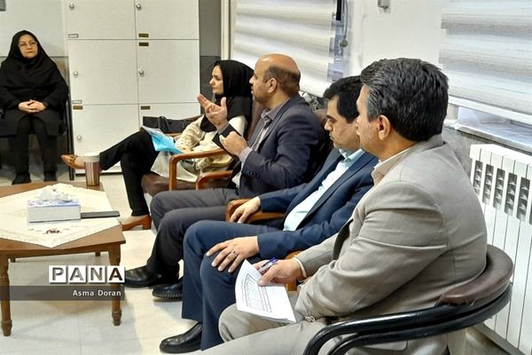 بازدید رئیس آموزش و پرورش ناحیه سه از دبیرستان حضرت زینب(س)