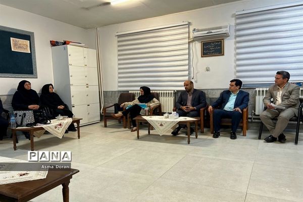 بازدید رئیس آموزش و پرورش ناحیه سه از دبیرستان حضرت زینب(س)