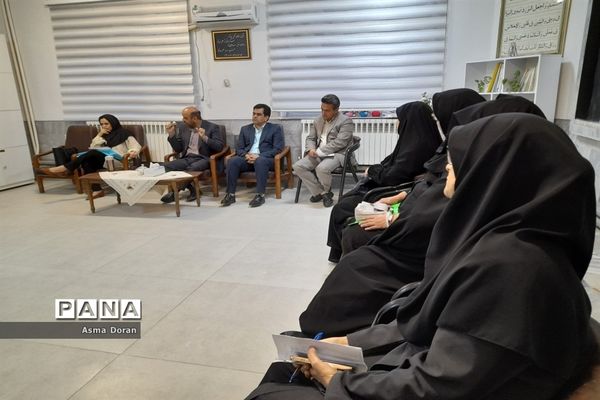 بازدید رئیس آموزش و پرورش ناحیه سه از دبیرستان حضرت زینب(س)