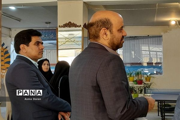 بازدید رئیس آموزش و پرورش ناحیه سه از دبیرستان حضرت زینب(س)