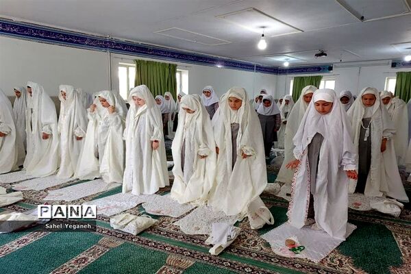 آموزش و برگزاری نماز جماعت درآموزشگاه الله‌اکبر اسلامشهر