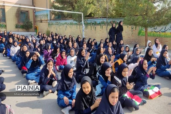 مسابقات طناب کشی در دبیرستان نفیسه خوشنیت یک