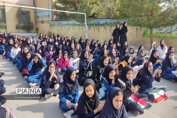 مسابقات طناب کشی در دبیرستان نفیسه خوشنیت یک