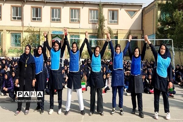 مسابقات طناب کشی در دبیرستان نفیسه خوشنیت یک
