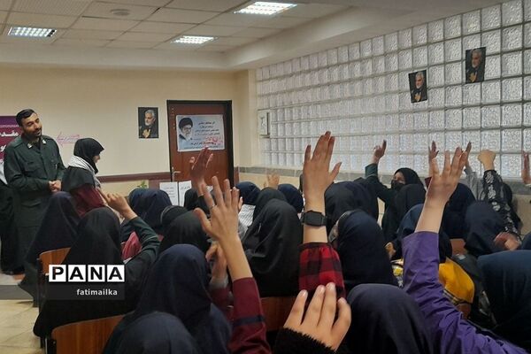 مراسم گرامیداشت هفته پدافند غیرعامل در دبیرستان دخترانه شهید سردار سلیمانی شهرستان فیروزکوه