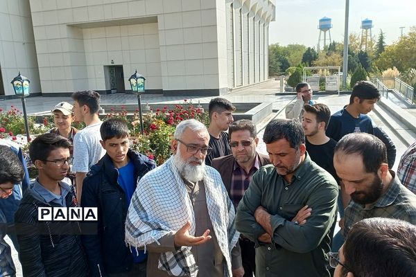 اردوی دانش‌آموزان منتخب ری 2 در نمایشگاه هوا و فضا