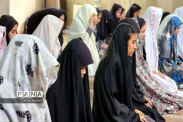 دیدار چهره به چهره و صمیمانه امام جمعه بخش گلستان با دانش‌آموزان آموزشگاه سمیه ناحیه یک بهارستان