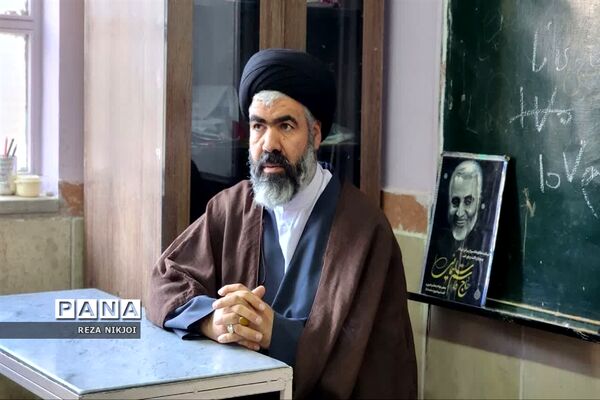 دیدار چهره به چهره و صمیمانه امام جمعه بخش گلستان با دانش‌آموزان آموزشگاه سمیه ناحیه یک بهارستان